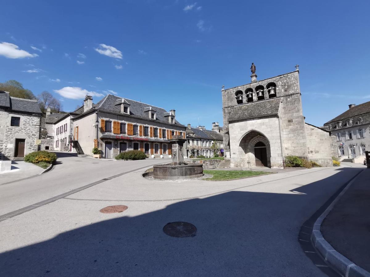 La Ruche Cantalienne Saint-Etienne-de-Chomeil ภายนอก รูปภาพ